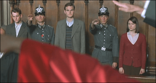 히틀러 정책에 저항하며 재판정에서조차 하일 히틀러를 하지 않아 처형됐던 한스숄 남매와 크리스토프 출처:소피숄의 마지막 날들