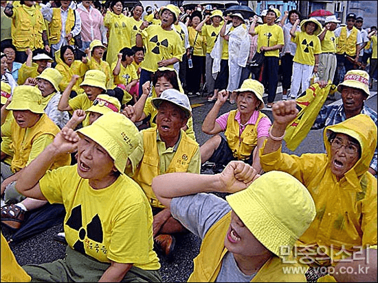 ▲전북 부안 방폐장 건설을 반대한는 주민들의 시위 출처:민중의소리