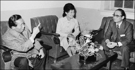 ▲ 1976년 박정희 대통령과 함께 대한구국선교단 최태민 총재와 만나고 있는 박근혜