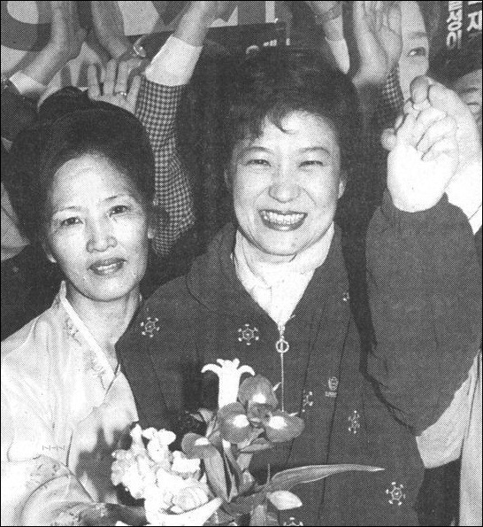 ▲1998년4월2일 박근혜 후보가 국회의원 재보선 선거에 당선되자 지지자들과 손을 들고 있다. 출처: 경향신문