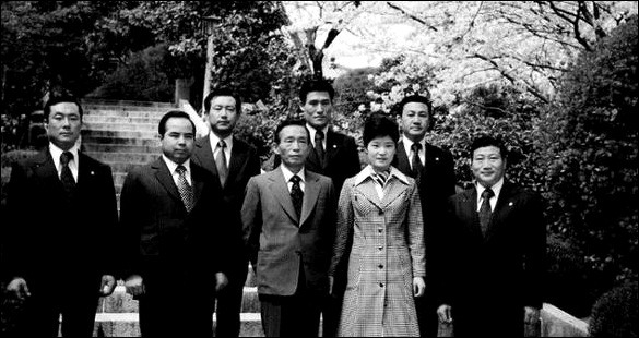 ▲청와대에서 박정희와 함께 당시 권력자들과 함께 사진을 찍은 박근혜