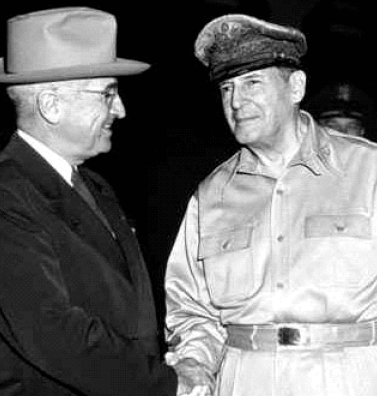 ▲태평양의 웨이크섬에서 만난 트루먼 미 대통령과 맥아더 사령관