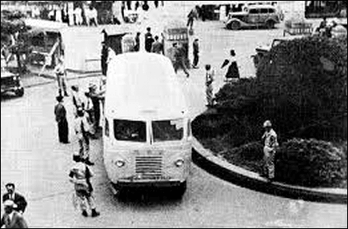 ▲헌병대가 국회의원을 버스에 태워 연행하는 모습.