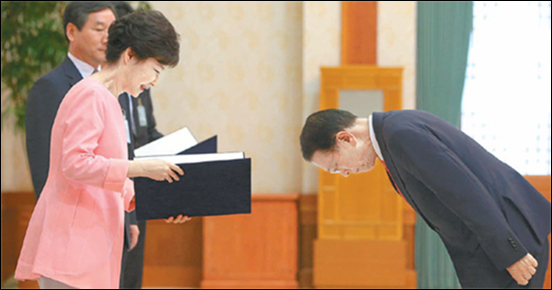 ▲ 박근혜 대통령에게 임명장을 받고 있는 김기춘 비서실장 ⓒ연합뉴스