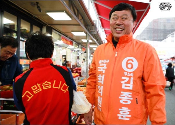 ▲동울산 시장에서 유권자들과 만나 인사를 나누고 있는 김종훈 울산동구 무소속 후보