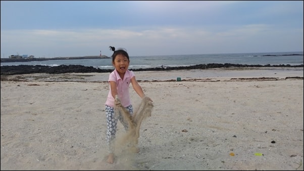 ▲바닷가에서 하는 모래 놀이를 좋아하는 에스더