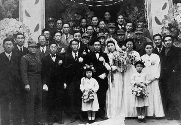 ▲박정희와 육영수의 결혼식 장면. 박정희는 김호남과 이혼하기 전인 1950년 8월 육영수와 맞선을 봤고 11월에 협의이혼을 하자마자 12월에 결혼을 했다. ⓒ정운현