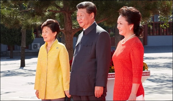 ▲지난 2015년 9월 중국 베이징 자금성에서 열린 `항일전쟁 및 세계 반파시스트 전쟁 승리 70주년 기념행사에 참석해 기념 촬영을 하고 있는 박근혜 대통령과 시진핑 국가주석 내외. ⓒ청와대