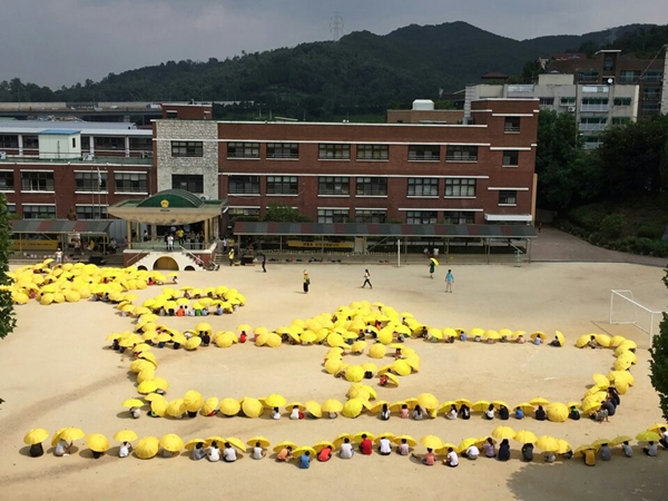 ▲안산초등학교 학생들이 노란우산을 들고 세월호를 추모하는 행사를 가졌다. ⓒ서영석