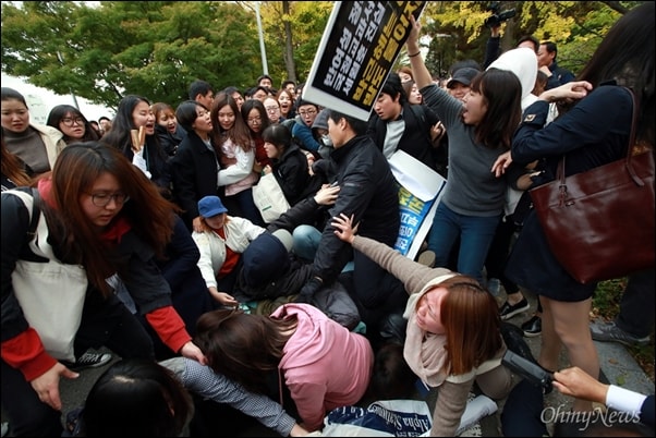 ▲2015년 10월 이화여대 대강당에서 열리는 전국여성대회에 박근혜 대통령이 축사를 위해 방문하는 것을 반대하는 이화여대 학생들의 시위 ⓒ오마이뉴스 권우성
