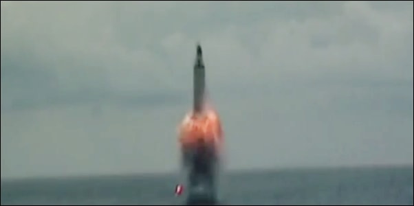 ▲북한이 8월 25일 공개한 잠수함발사탄도미사일(SLBM) 시험 발사 모습 ⓒ북한 조선중앙TV 캡처