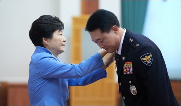 ▲야당의 반대에도 지난 8월 25일 이철성 신임경찰청장에게 임명장을 수여하고 있는 박근혜 대통령 ⓒ청와대
