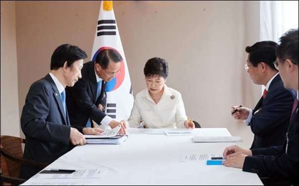 ▲ 박근혜 대통령이 9일 오전 라오스 현지에서 북한의 5차 핵실험과 관련해 긴급 회의를 주재하고 있다. ⓒ청와대