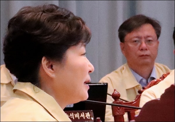 ▲지난 8월 22일 청와대-세종청사간 을지 국무회의에서 박근혜 대통령을 바라보는 우병우 민정수석 ⓒ연합뉴스