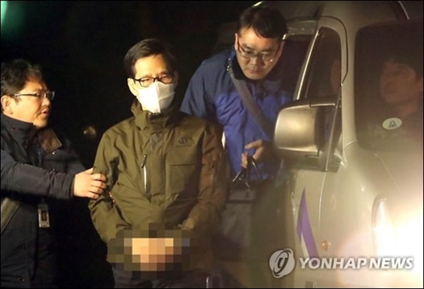 ▲해운대 엘시티의 실질 소유주 이영복 회장이 서울에서 체포돼 11월 11일 부산지검에 도착하는 모습 ⓒ연합뉴스