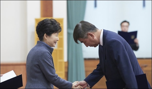 ▲18일 박근혜 대통령이 청와대에서 최재경 민정수석에게 임명장을 수여하고 있다 ⓒ청와대