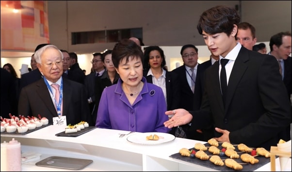 ▲KCON 프랑스 행사에서 한류스타와 함께 한식 체험 부스를 둘러보고 있는 박근혜 대통령 ⓒ청와대