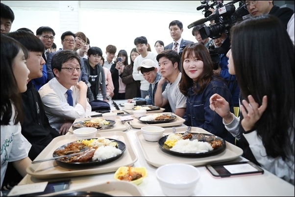 ▲지난 4월 27일 바른정당 유승민 후보가 영남대에서 학생들과 점심을 먹으며 대화를 하고 있는 모습 ⓒ바른정당