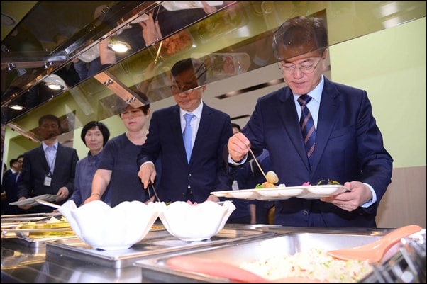 ▲문재인 대통령이 5월 12일 청와대 위민2관 직원식당에서 식사를 하고 있는 모습 ⓒ청와대