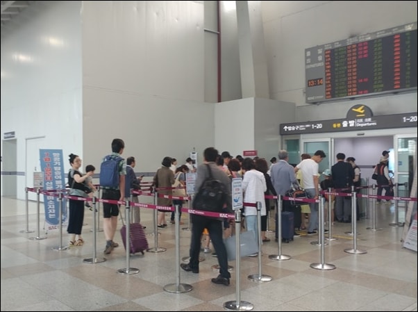 ▲김포공항 탑승장 입구에서 신원확인을 위해 신분증 검사를 하는 모습.