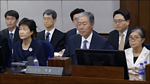 ▲ 박근혜씨와 최순실씨가 재판을 받고 있는 모습