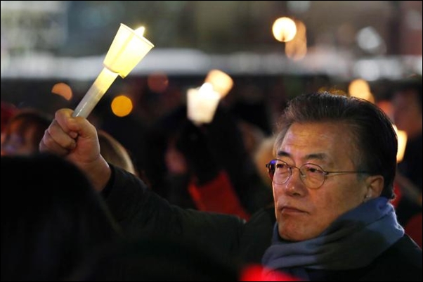 ▲2016년 12월 서울 광화문 광장에서 시민들과 촛불을 밝히고 있는 당시 문재인 전 대표ⓒ연합뉴스