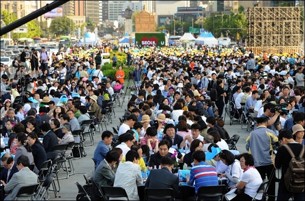 ▲2017년 5월 27일 서울시 광화문 광장에서는 3,000명의 시민이 모여 '서울시민 미세먼지 대토론회'가 열렸다. ⓒ서울시
