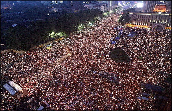 ▲2008년 서울시청과 광화문 광장에 모인 미국산 쇠고기 수입 반대 촛불집회 ⓒ오마이뉴스