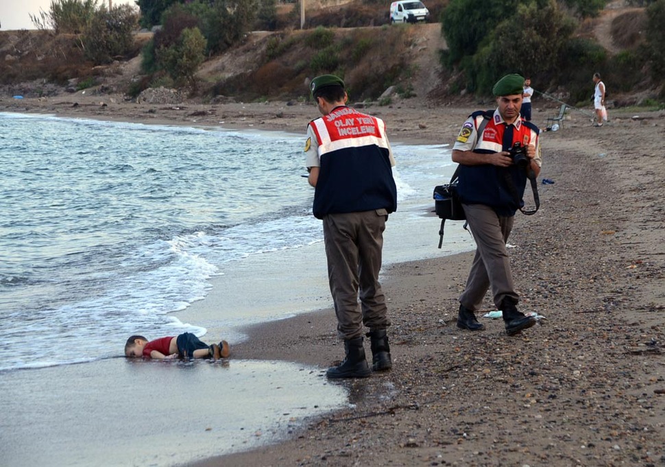 ▲2015년 터키 남부 보드룸 휴양지 인근의 해변에서 세 살배기 시리아 난민 아이 아일란 쿠드리가 숨친 채 발견됐다. ⓒAP통신