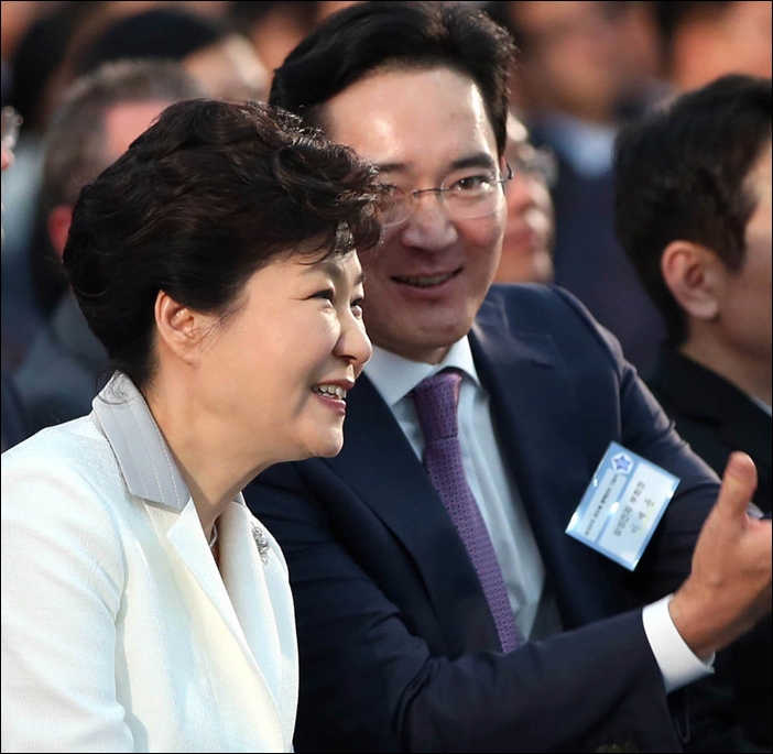 ▲2015년 5월 7일 삼성전자 반도체 평택단지 기공식에서 이야기를 나누고 있는 박근혜씨와 이재용 삼성전자 부회장 ⓒ청와대사진기자단