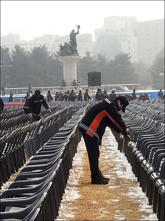 ▲ 2013년 2월 박근혜 대통령 취임식이 열렸던 국회에서 4만5천개 의자를 닦았던 소방관들 ⓒ오마이뉴스 이주연