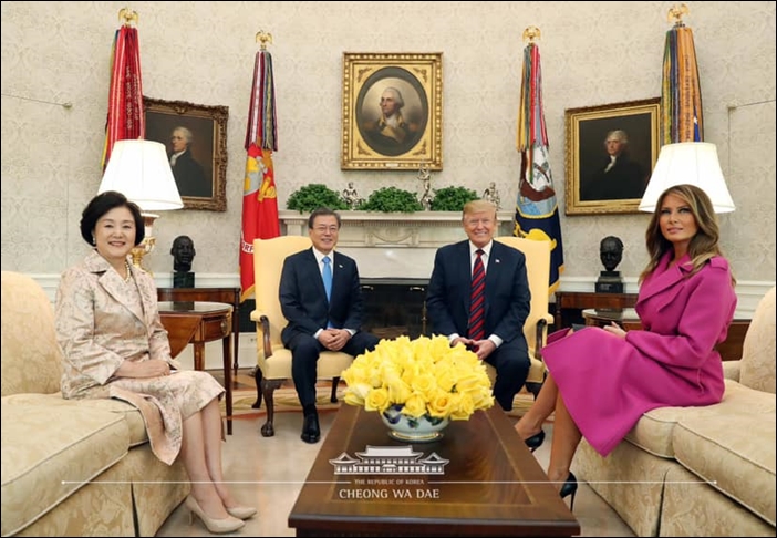 ▲한국 정상 중에는 처음으로 미국 백악관 '오벌 오피스'에 초대 받은 문재인 대통령과 김정숙 여사 ⓒ청와대