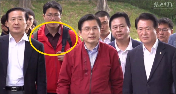 ▲백팩을 메고 다니던 황교안 자유한국당 대표가 어느 순간 백팩을 메지 않고 있다. ⓒ황교안TV 화면 캡처