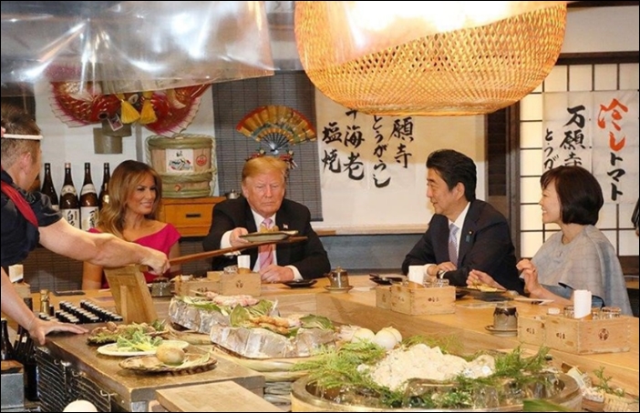 ▲선술집에서 저녁 식사(?)를 하는 아베 총리 내외와 트럼프 미국 대통령 부부 ⓒ일본수상관저 홈페이지