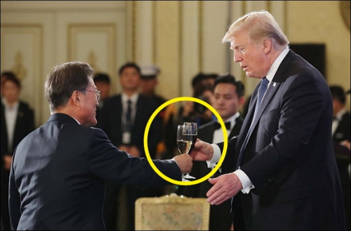 ▲2017년 한국을 방문한 트럼프 미국 대통령은 청와대 만찬에서 술 대신 콜라로 건배했다. ⓒ청와대