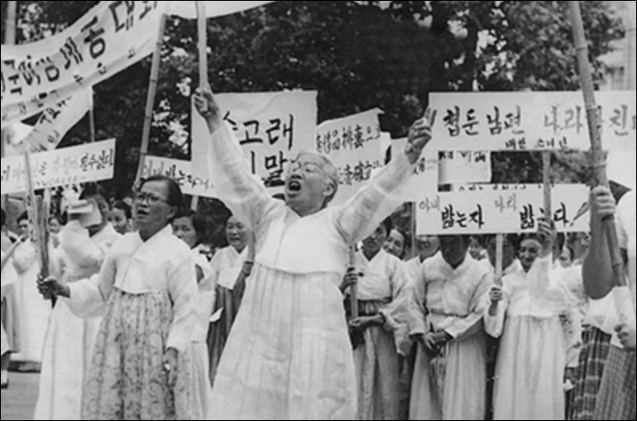 ▲1959년 이희호 여사가 활동했던 YWCA의 첫 캠페이은 '혼인신고 합시다'였다. 1960년 국회의원 선거에서 '축접자에 투표하지 말라'는 피켓을 든 축첩반대 시위 모습 ⓒ김대중평화센터