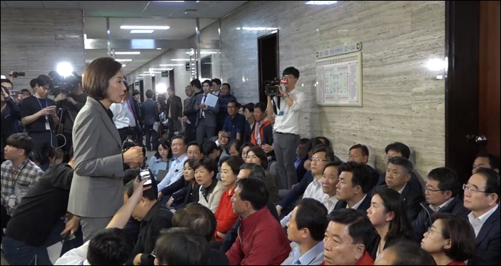 ▲지난 4월 25일 자유한국당 의원들이 선거법, 공수처 신설 등을 반대하며 회의장 입구를 막고 있는 모습