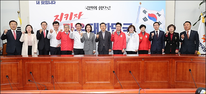 ▲자유한국당 1차 인재영입 환영식에서 영입인사들과 당 지도부의 기념 촬영 모습 ⓒ자유한국당