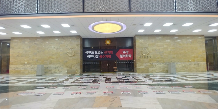 ▲지난 4월 자유한국당은 국회 본회의장 입구에서 농성을 벌였다.