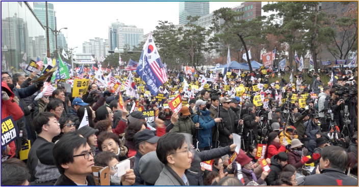 ▲자유한국당은 국회 밖에 준비된 무대에서 집회를 이어 나갔다. 참석자와 깃발을 보면 대부분 극우단체 집회에서 자주 보던 풍경이다.
