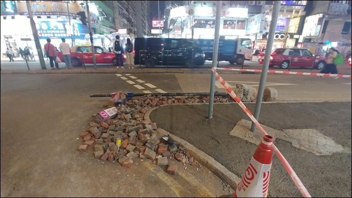 ▲가장 격렬한 시위가 벌어졌던 홍콩 몽콕 시내 거리. 곳곳에 시위 때 사용했던 벽돌 잔해가 남아 있었다. 일부는 보도블록 대신 시멘트로 포장을 했다.