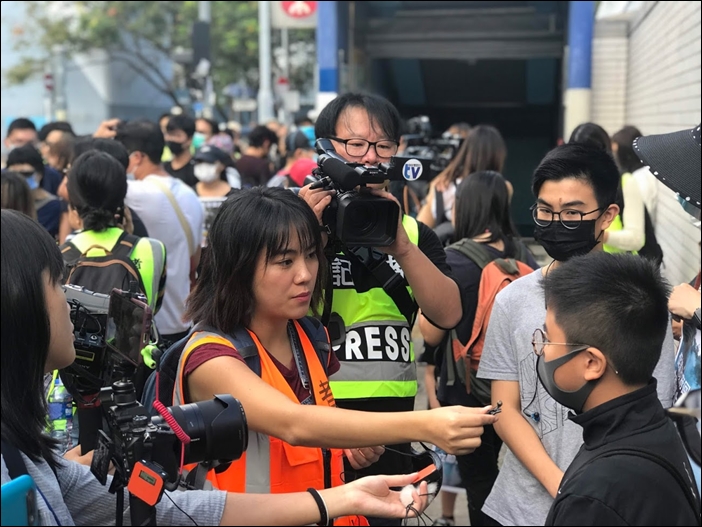 ▲홍콩 학부모와 학생들이 참여한 최루탄 반대 시위를 취재하는 아이엠피터