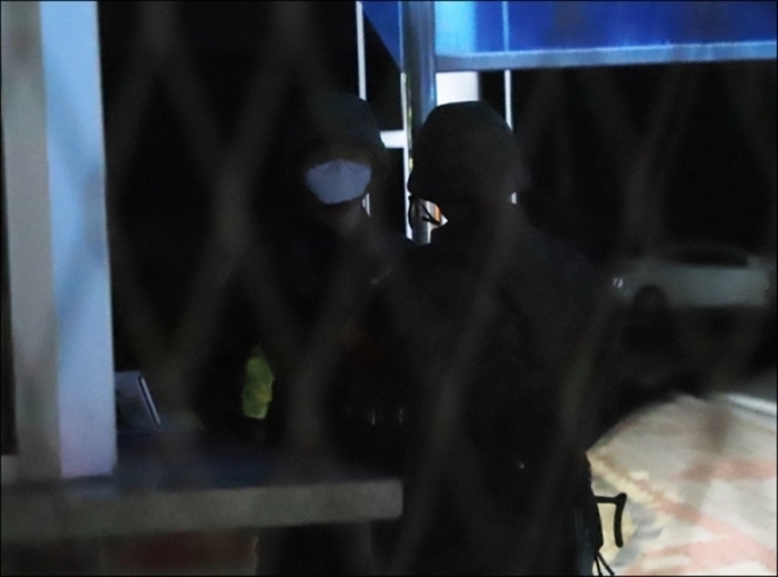 ▲제주공항 내 해군부대, 문이 굳게 닫힌 채로 마스크를 쓰고 있는 군인 2명이 정문 경계업무를 서고 있는 모습. ⓒ제주의소리