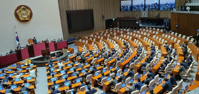 ▲6월 15일 상임위원장 선출 본회의 모습. 야당인 통합당 의원들이 불참하면서 좌석이 비어있다.