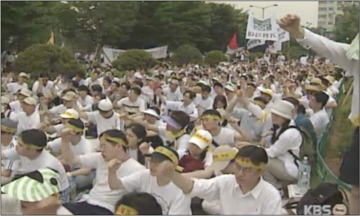 ▲2000년 6월 전국 41개 의과대학 의약분업 비상대책위원회와 의대생 6000여 명이 전국 의대생 동맹휴업 결의대회를 하고 있는 모습 ⓒKBS뉴스 화면 캡처