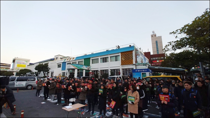 ▲2018년 12월 15일 제주도민들은 시청 앞에 모여 영리병원 철회와 원희룡 퇴진을 요구하는 촛불 집회를 열었다.
