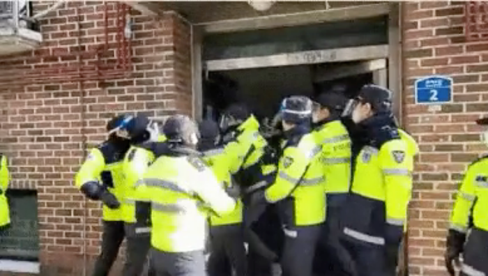 ▲한 유튜버가 조두순이 거주하는 빌라 건물에 침입하려다가 경찰에 제압 당하는 모습 ⓒ유튜버 영상 캡처