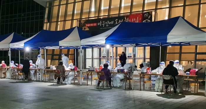 ▲제주 성안교회에 마련된 선별검사 진료소. 성도들을 대상으로 코로나19 검사를 진행하고 있는 모습 ⓒ제주도