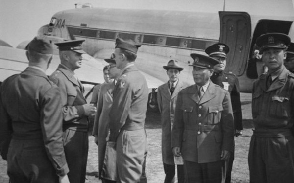 ▲1948년 5월5일 제주비행장에 도착한 미군정 수뇌부, 왼쪽 두 번째부터 군정장관 딘 소장, 통역관, 안재홍 민정장관, 맨스필드 제주군정장관,,유해진 제주도지사, 송호성 총사령관, 조병옥 경무부장, 김익렬 9연대장, 최천 제주경찰감찰청장. ⓒ미국립문서기록관리청 