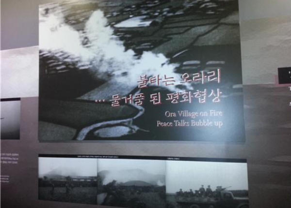 ▲9연대장과 무장대 사이 평화협상은 우익 청년단의 오라리 방화 사건으로 결렬됐다. 미군정은 항공 촬영을 한 영상을 공개하며 '폭도들이 방화를 했다'고 거짓 선동을 했다.